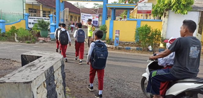 
 Polsek Padang Bantu Siswa SD di Lumajang Menyebrang Jalan, Wujud Kepedulian Polri Terhadap Keselamatan Anak Sekolah