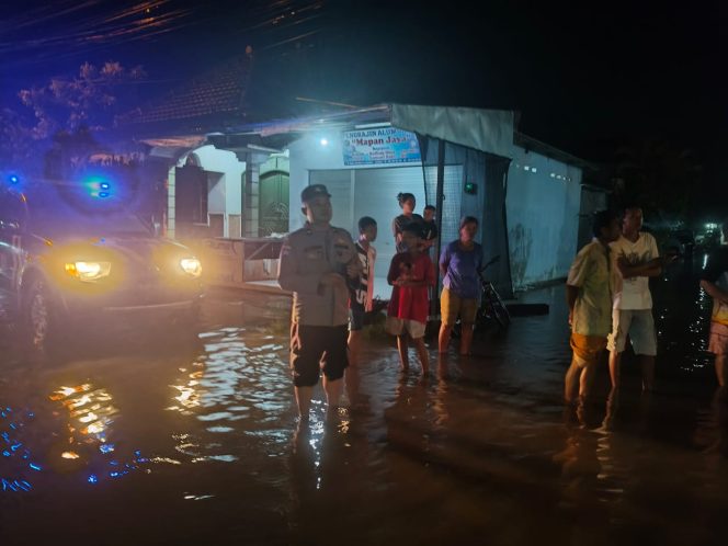 
 Kapolsek Sukodono Pantau Debit Air Sungai Menjangan dan Kaliasem, Kondisi Masih Aman Terkendali