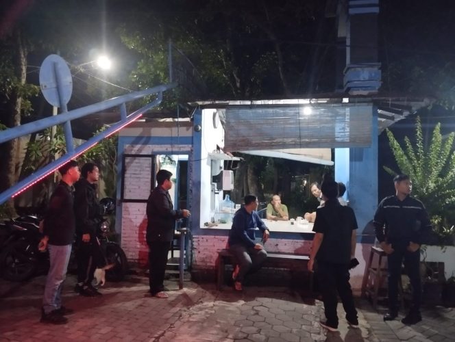 
 Timsus Pemburu Kejahatan Polres Lumajang Giat Patroli Antisipasi 4C di Wilayah Tekung dan Kota  Lumajang – Tim Khusus (Timsus) Pemburu Kejahatan Polres Lumajang melaksanakan patroli rutin dalam rangka mengantisipasi tindak kriminalitas 4C (Curat, Curas, Curanmor, dan Curhewan) di wilayah hukum Polres Lumajang, Kamis (6/11/2025) dini hari.  Kegiatan patroli tersebut dipimpin oleh Ipda Novandy Helda Prasetya dan menyasar sejumlah titik rawan kejahatan, salah satunya di Desa Klampok Arum, Kecamatan Tekung, sekitar pukul 01.30 WIB.  “Patroli ini kami lakukan sebagai langkah preventif untuk mencegah terjadinya tindak kejahatan 4C. Kami berkeliling menggunakan sepeda motor agar lebih mudah menjangkau titik-titik rawan,” ujar Ipda Novandy Helda Prasetya, selaku Katim Timsus Pemburu Kejahatan Polres Lumajang.  Menurutnya, petugas melakukan pemantauan di sejumlah ruas jalan raya untuk memastikan situasi Kamtibmas tetap aman dan kondusif.   Setelah memastikan wilayah Tekung aman, tim kemudian melanjutkan patroli ke kawasan perkotaan, tepatnya di Jalan Raya Panglima Besar Sudirman, Kecamatan Lumajang, sekitar pukul 02.30 WIB.  “Di jalur utama kota kami juga lakukan pemantauan. Anggota memastikan tidak ada aktivitas mencurigakan yang berpotensi mengganggu ketertiban masyarakat,” tambah Novandy.  Sementara itu, Kapolres Lumajang AKBP Alex Sandy Siregar menegaskan bahwa kegiatan patroli malam merupakan bentuk komitmen Polres Lumajang dalam menjaga keamanan wilayah, khususnya pada jam-jam rawan.  “Kami terus mengintensifkan patroli baik di wilayah pedesaan maupun perkotaan untuk memberikan rasa aman kepada masyarakat. Kehadiran polisi di lapangan diharapkan dapat menekan angka kriminalitas dan mencegah aksi kejahatan sejak dini,” tegas AKBP Alex Sandy Siregar.  Kapolres juga mengimbau masyarakat agar selalu waspada dan segera melapor jika mengetahui adanya tindakan yang mencurigakan di lingkungan sekitar.  “Sinergi antara masyarakat dan kepolisian menjadi kunci utama dalam menjaga situasi Kamtibmas yang aman dan kondusif,” pungkasnya.