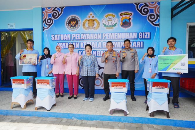 
 Kapolri dan Ketua Komisi IV DPR Tinjau SPPG YKB Polres Karanganyar, Dukung Penuh Program MBG