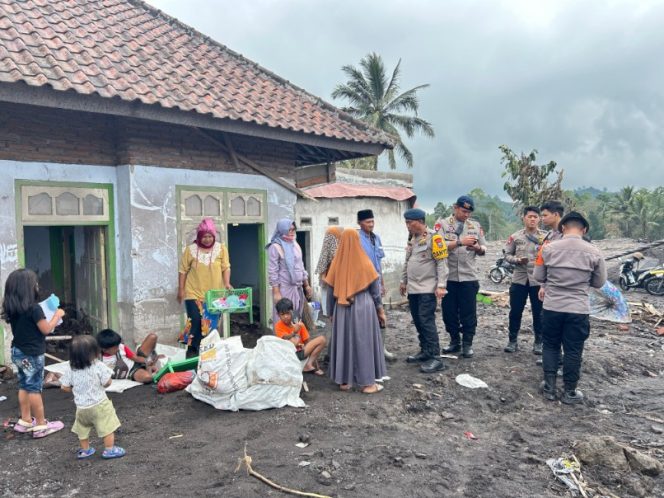 
 Polri Himbau Warga Tinggalkan Zona Bahaya Semeru, Keselamatan Jadi Prioritas Utama