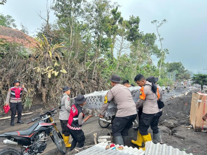 
 Respons Cepat! Brimob dan Polres Lumajang Bantu Evakuasi dan Bersihkan Rumah Warga di Sumbersari