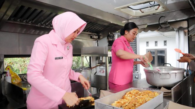 
 Polres Lumajang Masak di Dapur Umum dan Salurkan Makanan untuk Warga Terdampak Erupsi Semeru