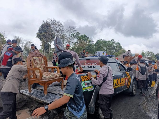 
 Personel Gabungan Bantu Evakuasi Barang Berharga Warga Terdampak Erupsi Semeru