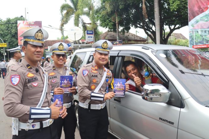 
 Operasi Zebra Semeru Polres Magetan Berbagi Bunga dan Coklat Ajak Warga Tertib Lalin