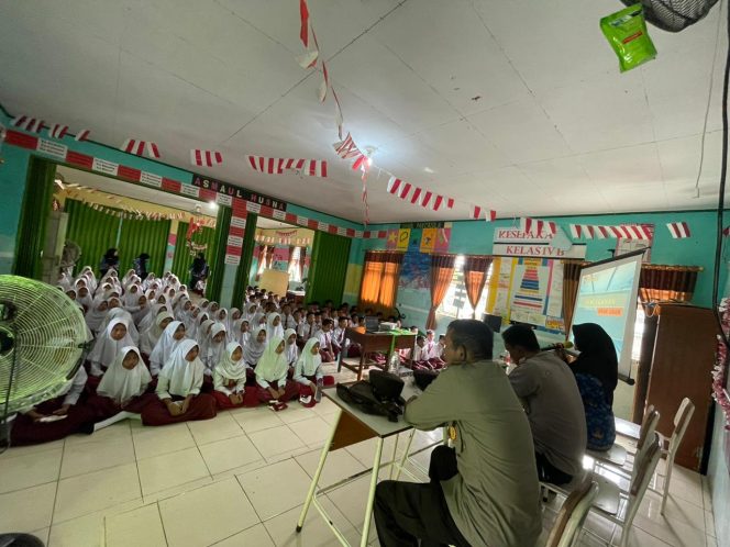 
 Polisi Masuk Sekolah, Satbinmas Polres Way Kanan Berikan Binluh di SDN 1 Sidoarjo