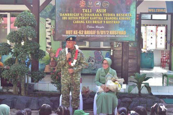 
 Kunjungan Danbrigif 9/DY/2 Kostrad di TK Kartika X-35 & SD Kartika IX-1 Rangka Memperingati Hari Guru Nasional dan HUT Ke-62 Brigif 9/DY/2 Kostrad