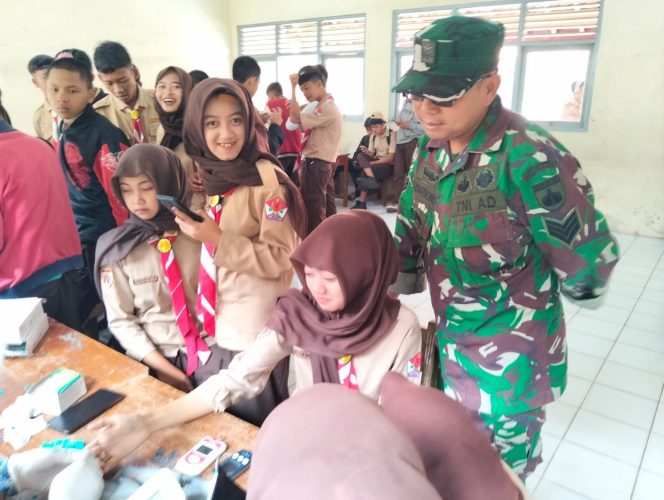 
 Babinsa Dampingi Skrining Kesehatan Siswa SMK I Selo, Wujud Sinergi TNI dan Tenaga Medis Jaga Generasi Sehat