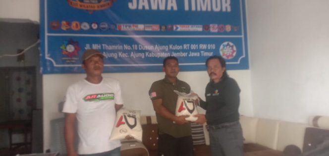 
 Kepedulian KJJT Jember di Jum’at Berkah Bagikan Sembako kepada Warga Kurang Mampu