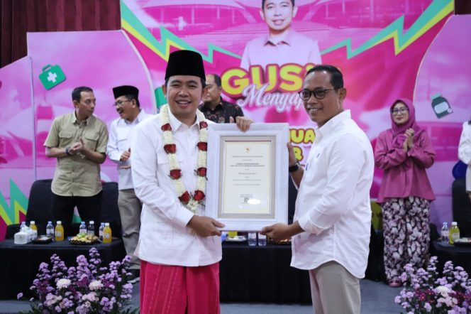 
 Di Rangkaian Gus’e Menyapa, Bupati Jember Terima STBM Award Pratama Terbaik 1