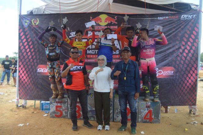 
 Resmi! Bupati Ayu Asasiyah Melepas ratusan Pembalap Bertanding Dikejuaraan Grastrack Moto Cross Daniel Putra Championship