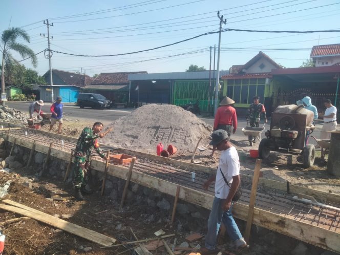 
 Bangun Talud, Cegah Air ke Jalan