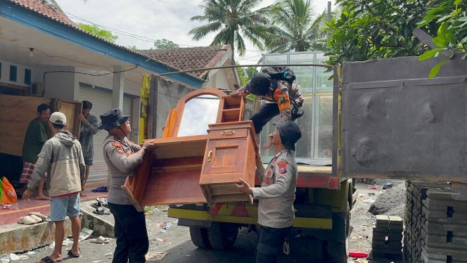 
 Personel Gabungan Evakuasi Barang Warga Terdampak Banjir Lahar Dingin Semeru