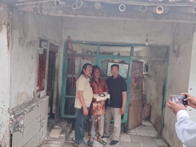 
 Jum’at Berkah KJJT Jember Salurkan Bantuan Beras untuk Warga Dhuafa 