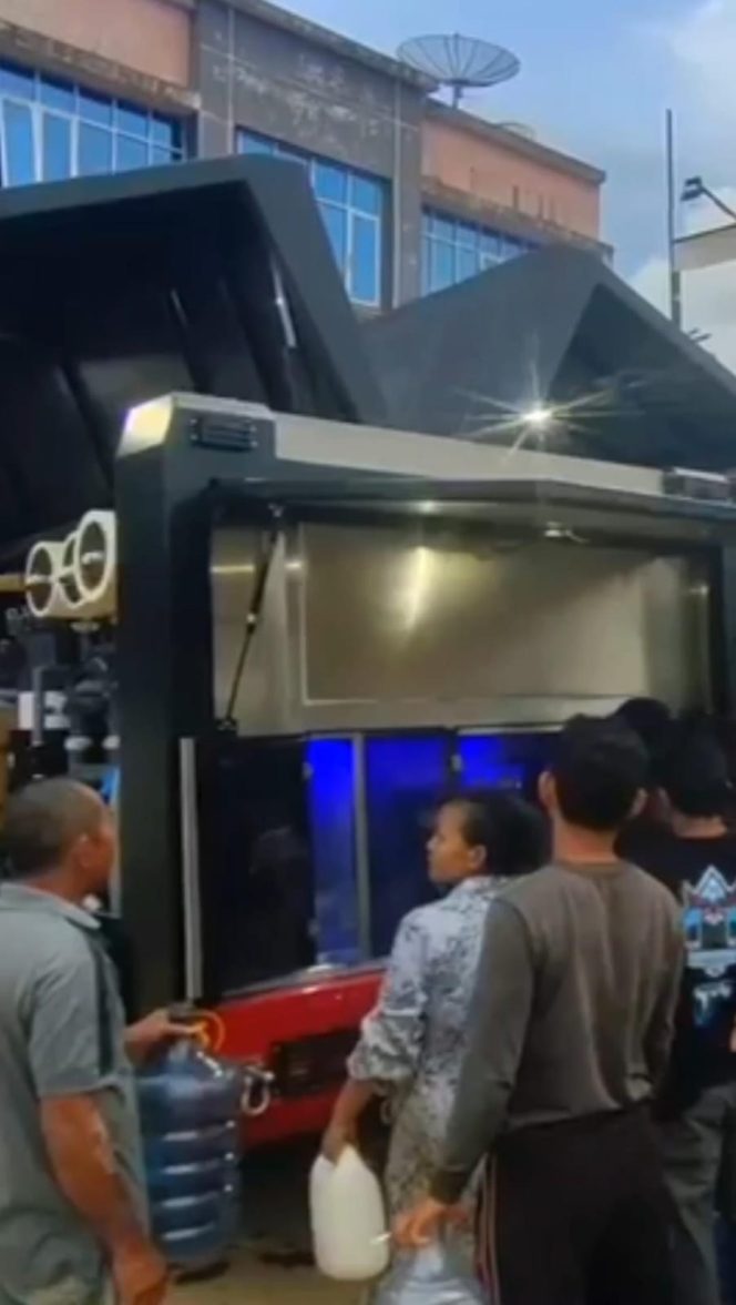 
 Polri Hadirkan Air Bersih Warga Terdampak Bencana Banjir di Sumatera