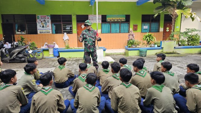 
 Babinsa Tipes Beri Motivasi Siswa SMP Muhammadiyah 6 Mengenal Profesi TNI