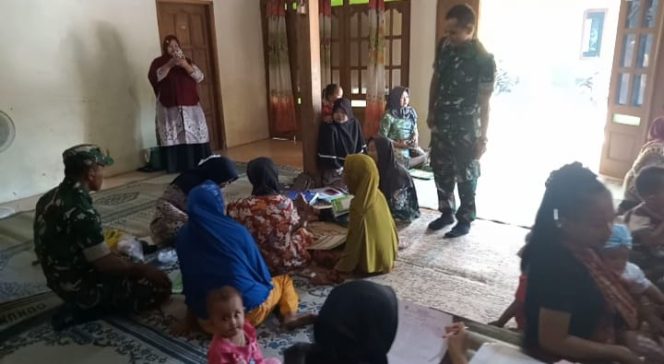 
 Babinsa Cek Penimbangan Balita, Berharap Tercipta Balita yang Sehat