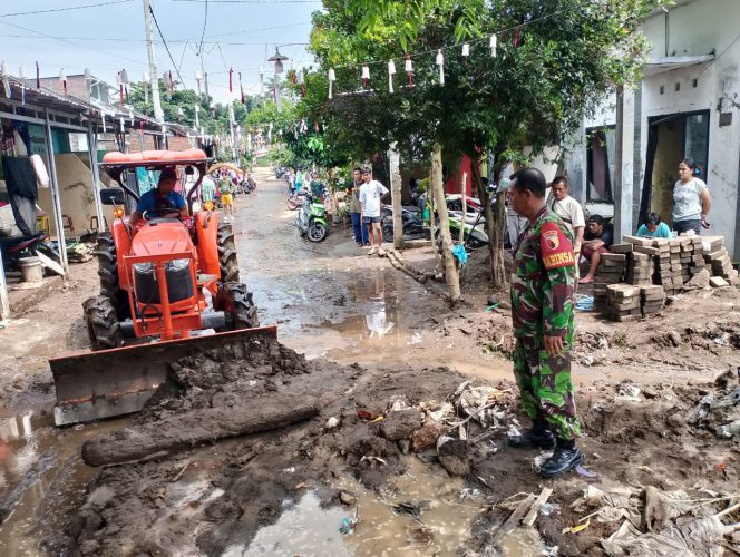 
 Koramil Kaliwates Datangkan Alat Berat Percepat Pembersihan Pasca Banjir di Villa Indah Tegal Besar