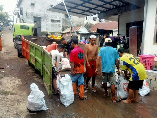 
 Koramil 0824/12 Kaliwates Datangkan Truk Sampah DLH Percepat Pembersihan Pasca Banjir di Kelurahan Kepatihan