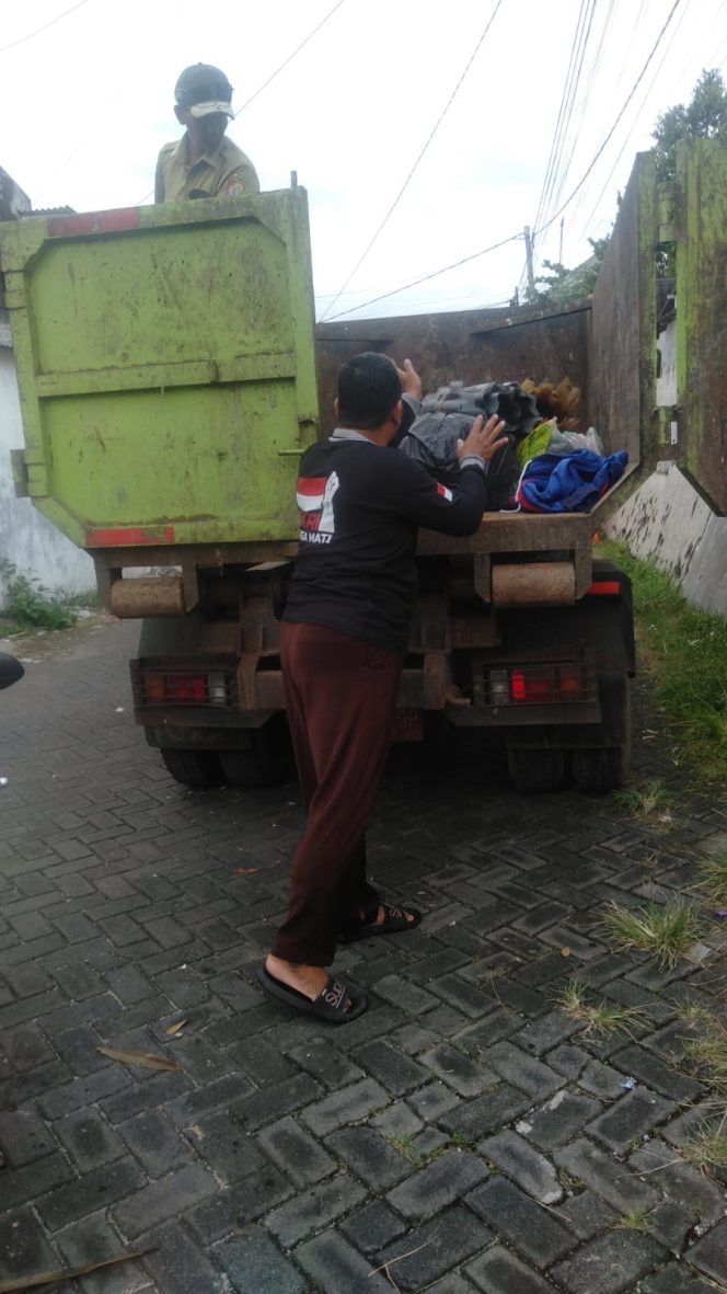 
 DLH Datangkan 1 Truk Sampah, Percepat Pembersihan Pascabanjir di Perumahan Villa Indah Tegal Besar