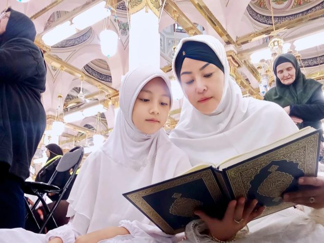 
 Jejak Langkah Spiritual Artis Maria Eva Hingga ke Tanah Suci