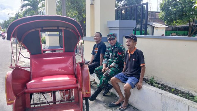 
 Tukang Becak Tak Luput Jadi Sasaran Komsosnya Babinsa Kratonan