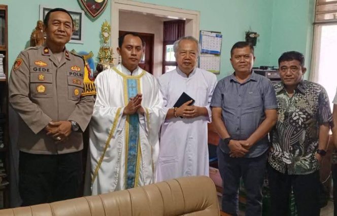 
 Tebar Damai Natal Kompol I Gede Suartika Sapa Umat Katolik di Bondowoso