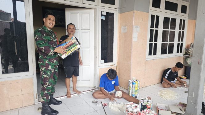 
 Babinsa Tipes Dukung dan Dorong Pelaku UMKM Pembuatan Shuttlecock