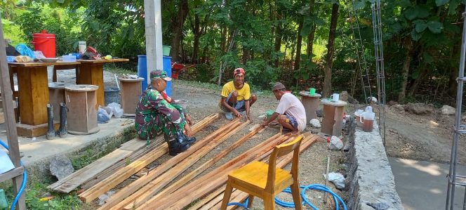 
 Babinsa Koramil Sambi Bantu Renovasi Rumah, Wujud Nyata Kemanunggalan TNI–Rakyat