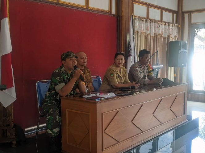 
 Babinsa Jayengan, Bhabinkamtibmas & PLT Lurah Rekrutmen Anggota Linmas Periode Tahun 2026