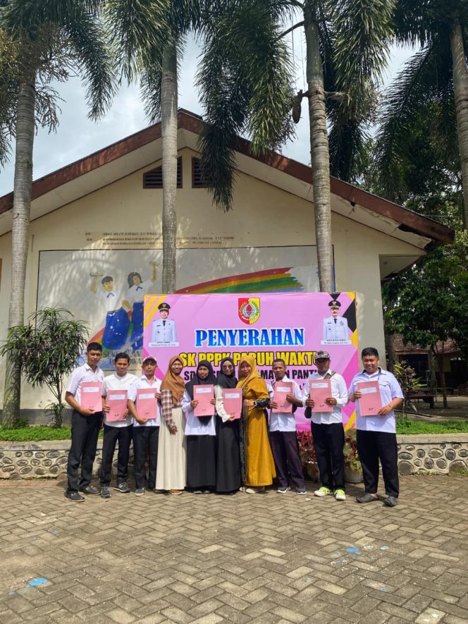 
 Kepala Sekolah Serahkan 130 SK PPPK Paruh Waktu di Aula sekolah SMPN 1 Panti