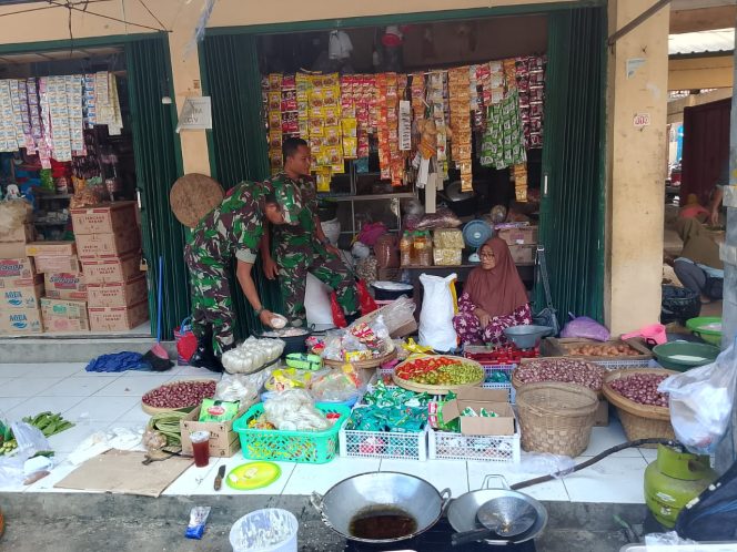 
 Guna Menjaga Stabilitas Perekonomian di Tingkat Desa, Babinsa Pantau Harga Sembako di Pasar