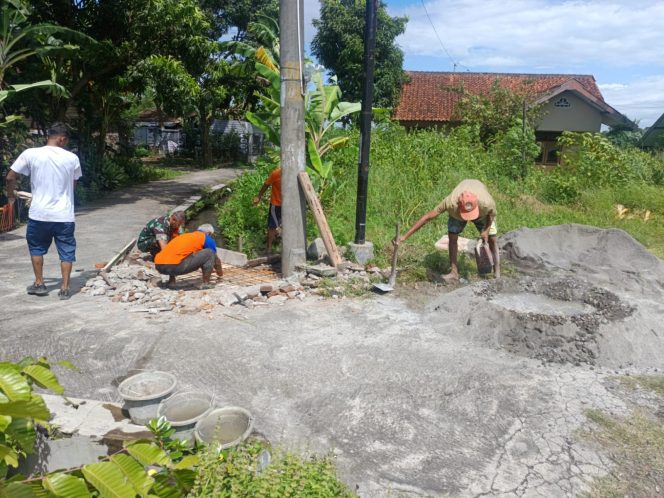 
 Babinsa Banyudono Bangkitkan Semangat Gotong Royong, Warga Bersama TNI Perbaiki Jalan Penghubung Antar Dusun