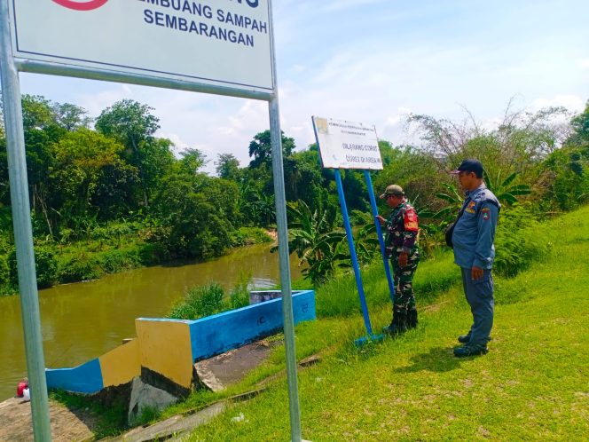 
 Antisipasi Banjir, Babinsa Joyotakan Patroli Cek Debit Pintu Air Planan