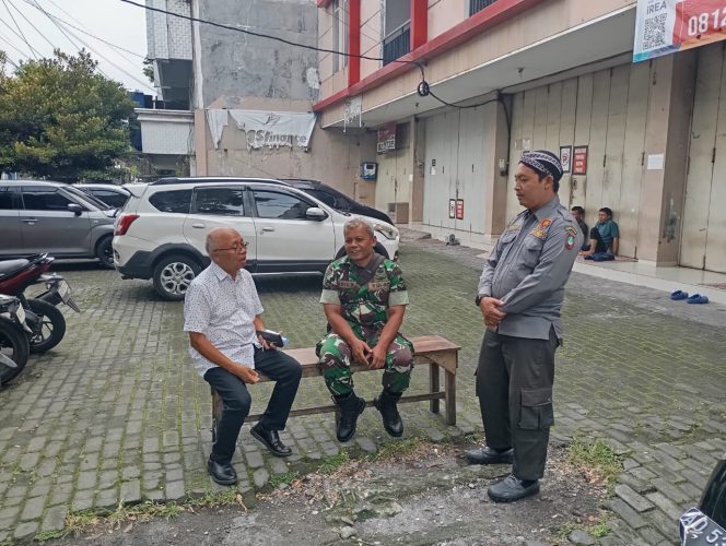 
 Babinsa Kratonan Komsos Dengan Tokoh Masyarakat