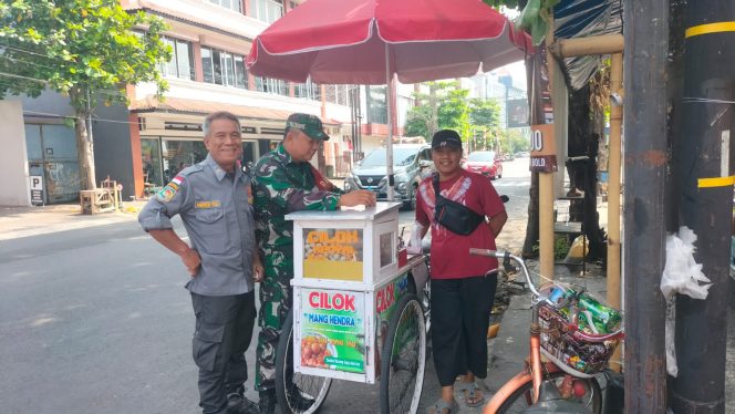 
 Motivasi Pelaku UMKM, Babinsa Kemlayan Beri Dukungan Kepada Penjual Cilok