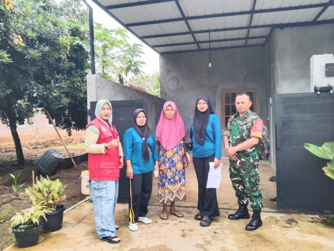 
 Wujudkan Lingkungan Sehat dan Bebas DBD, Babinsa Koramil Nogosari cek Jentik Nyamuk