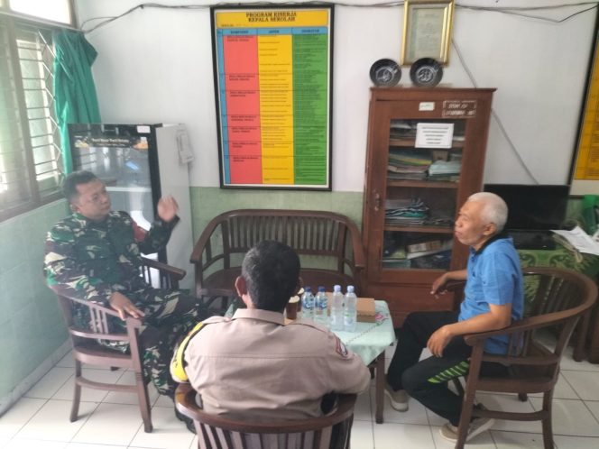 
 Sambangi Sekolah,Babinsa dan Bhabinkamtibmas Selipkan Pesan Kepada Kepala Sekolah       