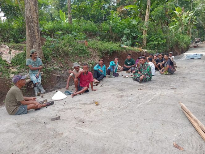 
 Perkuat Kebersamaan Warga Desa Binaan, Babinsa Ikut Gotong Royong