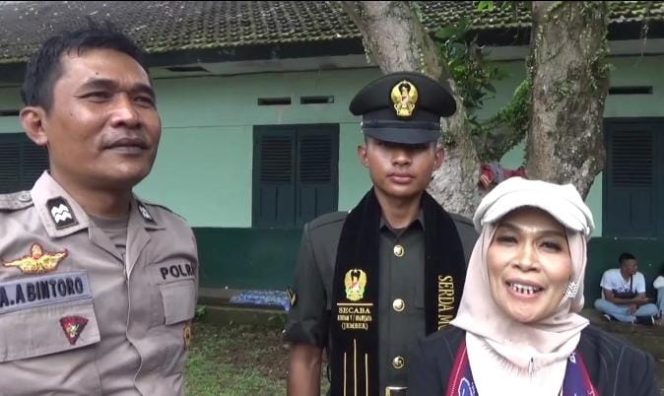 
 Tangis Pecah Guru SMADA Bondowoso Melihat Anaknya Menjadi Prajurit TNI AD