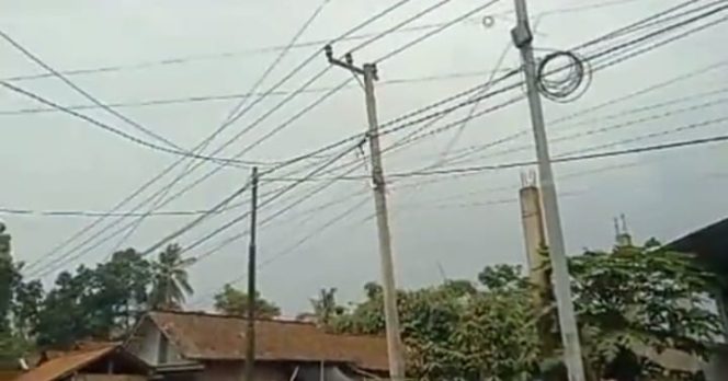
 Diduga Sarat Permainan Kabel WIFi Ilegal di Kemuning Lor Numpang di Tiang PJU