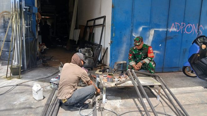 
 Datangi dan Dekati, Inilah Cara Babinsa Kratonan Motivasi Pelaku UMKM Bengkel Las
