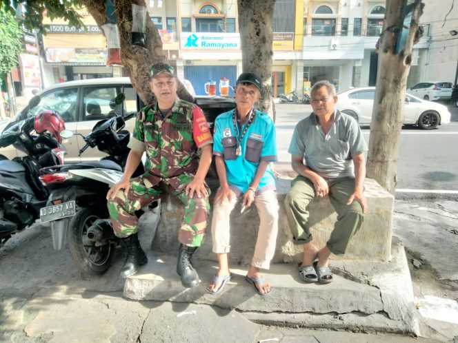 
 Inilah Selipan Saran dan Masukan Saat Babinsa Tipes Sambangi Juru Parkir