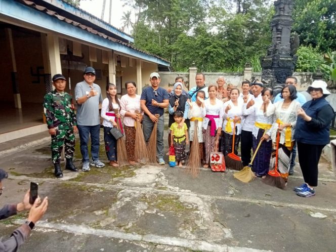 
 Bersatu Sukseskan Hari Desa Nasional, Koramil Ampel bersama Pemkab dan Warga Bersihkan Pura