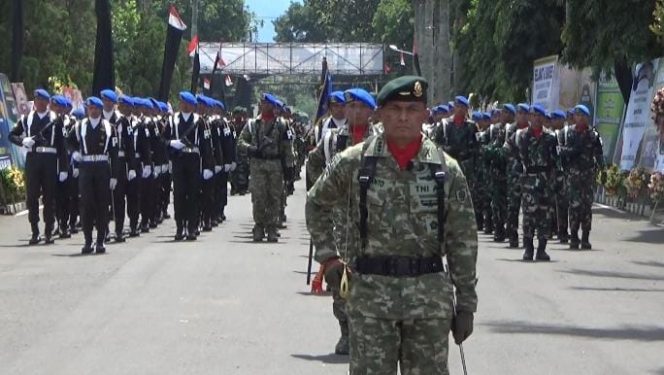 
 Kolonel Roliyanto Komandan Devile Pasukan Tutup Rangkaian Sertijab Pangdivif 2 Kostrad