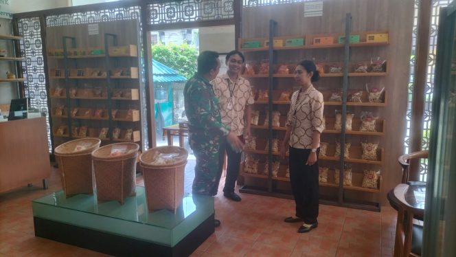 
 Berikan Motivasi dan Semangat Pelaku UMKM, Babinsa Kemlayan Sambangj Pegawai Toko Oleh-Oleh