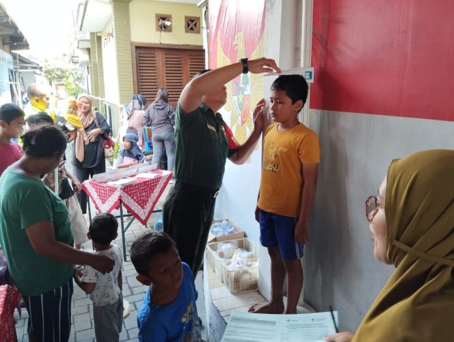 
 Wujudkan Anak Indonesia Sehat, Babinsa Danukusuman Bantu Kegiatan Posyandu