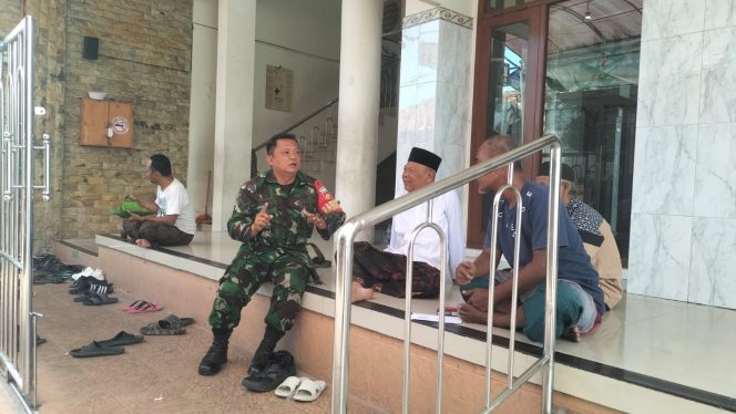 
 Bincang Santai Dengan Penuh Makna, Babinsa Kemlayan Komsos Dengan Takmir Masjid