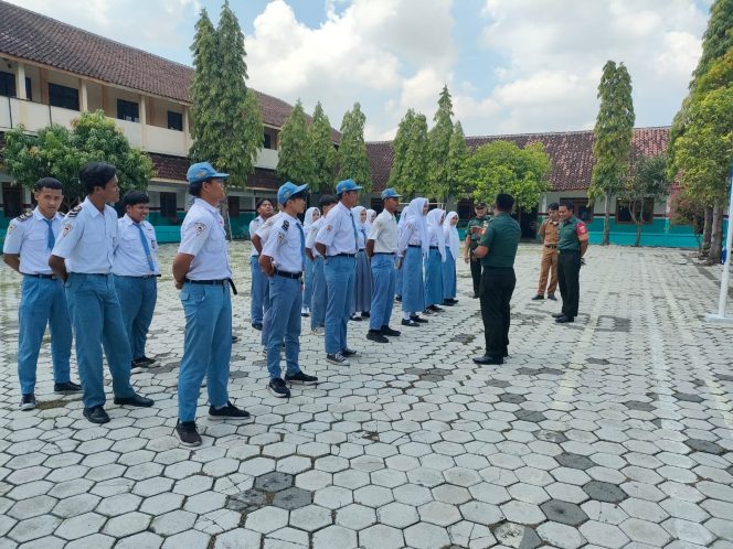 
 Babinsa Berikan Pelatihan Tata Upacara Sekolah
