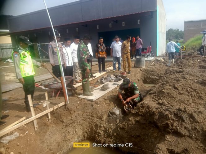 
 TNI Kawal Kebangkitan Ekonomi Desa, Danramil Sawit Pimpin Peletakan Batu Pertama KDMP Karangduren